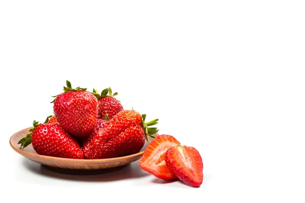 Reife Rote Erdbeeren Auf Einem Braunen Teller Auf Weißem Hintergrund — Stockfoto