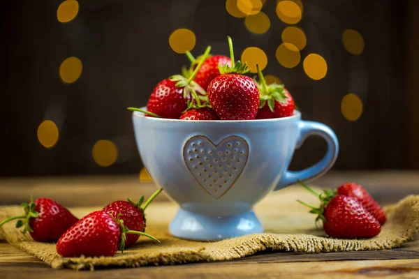 在温暖浪漫的色彩中 背景模糊的成熟红草莓 — 图库照片