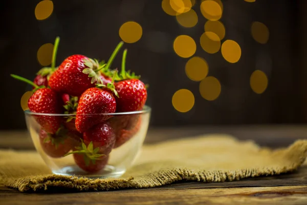 在温暖浪漫的色彩中 背景模糊的成熟红草莓 — 图库照片