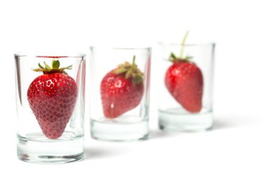 Beyaz arka planda olgun çilekler, kapat