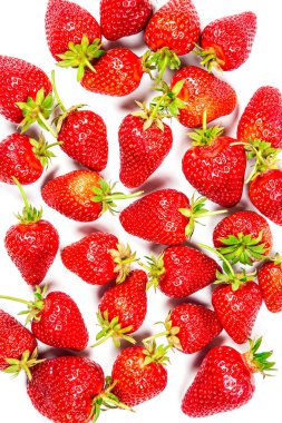 Beyaz arka planda olgun kırmızı çilekler