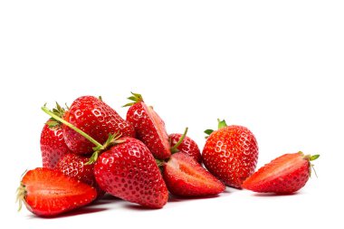 Beyaz arka planda olgun kırmızı çilekler