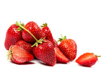 Beyaz arka planda olgun kırmızı çilekler