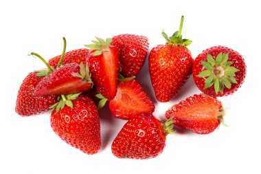 Beyaz arka planda olgun kırmızı çilekler