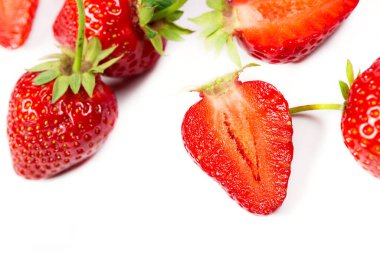 Beyaz arka planda olgun kırmızı çilekler