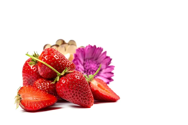 Fresas Rojas Maduras Sobre Fondo Blanco — Foto de Stock