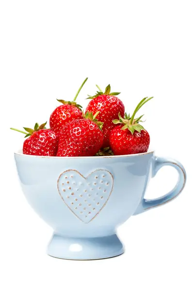 Fresas Una Taza Azul Sobre Fondo Blanco — Foto de Stock