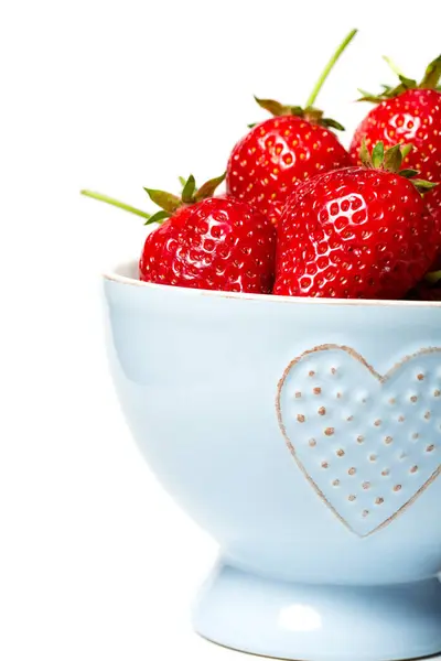 Erdbeeren Einer Blauen Tasse Auf Weißem Hintergrund — Stockfoto