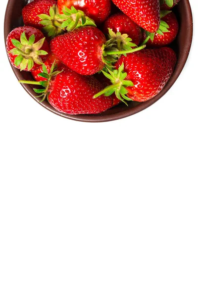 Erdbeeren Auf Einem Braunen Teller Auf Weißem Hintergrund — Stockfoto