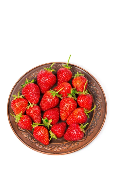 Fraises Sur Une Assiette Brune Sur Fond Blanc — Photo