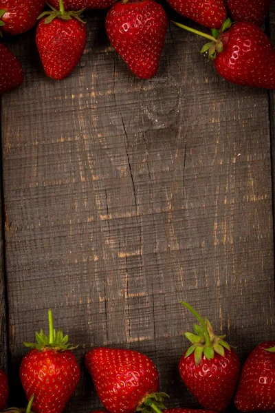 Reife Rote Erdbeeren Auf Braunem Holzgrund — Stockfoto