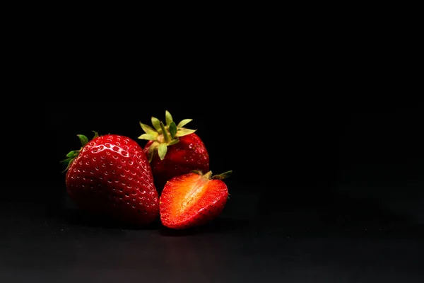 黑色底色的成熟红草莓 — 图库照片