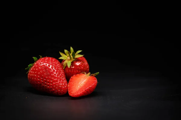 Morangos Vermelhos Maduros Fundo Preto — Fotografia de Stock