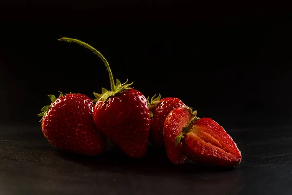 Reife Rote Erdbeeren Auf Schwarzem Hintergrund — Stockfoto