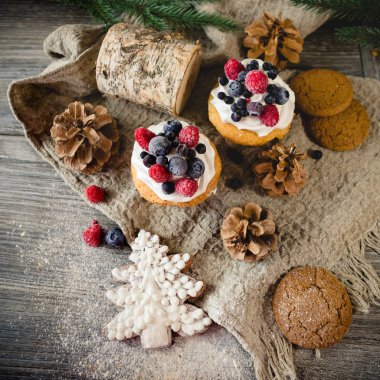 Noel kek çilek ve çerezler ile