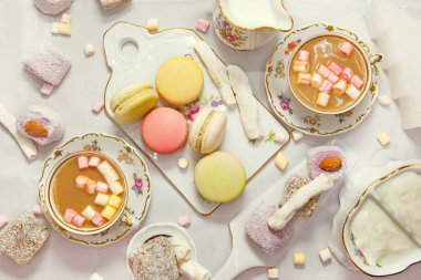 Kış tablo randevularla macaroons ve tatlılar