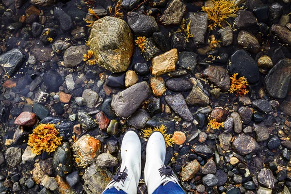 Stone coast and shoes — Stock Photo, Image