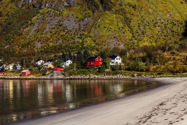 Domy i Natura w Norwegii, wyspie Senja — Zdjęcie stockowe