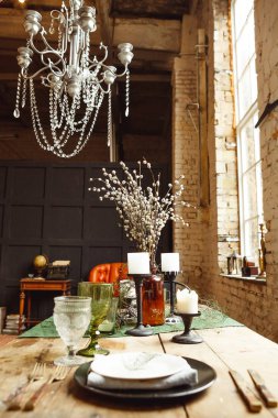 Çatı katı iç tuğla duvar, masa ve sandalyeler ile