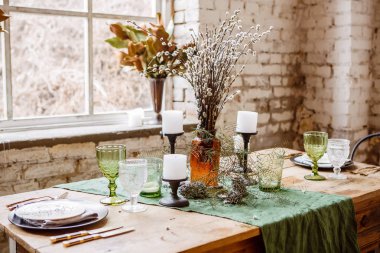 Çatı katı iç tuğla duvar, masa ve sandalyeler ile