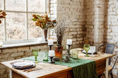 Çatı katı iç tuğla duvar, masa ve sandalyeler ile