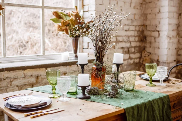 Intérieur loft avec mur de briques, table et chaises — Photo