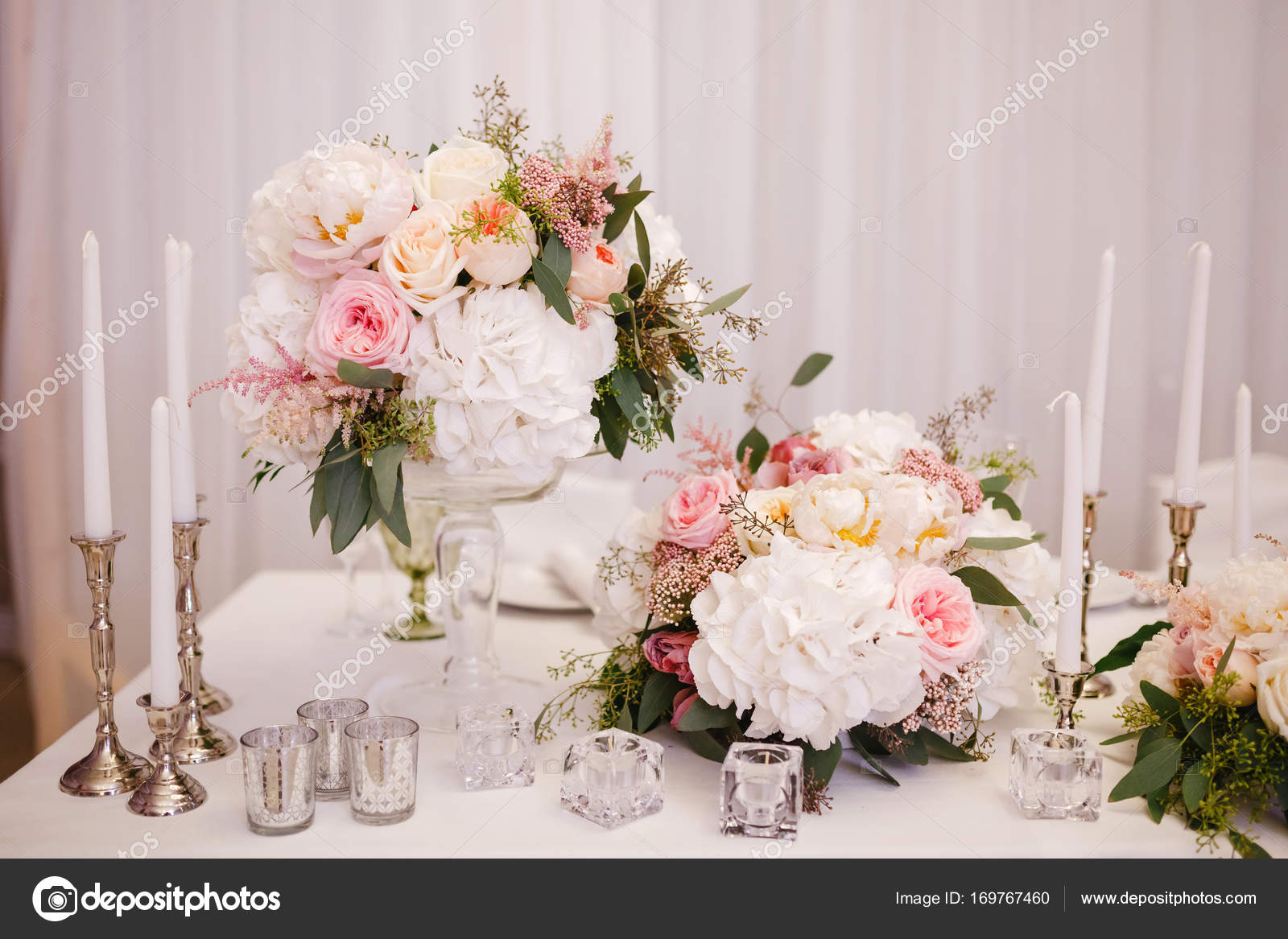 Tischdekoration Mit Weissen Blumen Und Kerzen Fur Eine Hochzeitsgesellschaft Stockfoto C Kotelnyk 169767460