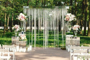 Düğün dekorasyonu - çiçekler, kristal arch, mumlar