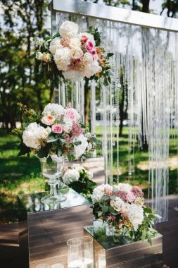 Düğün dekorasyonu - çiçekler, kristal arch, mumlar