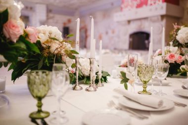 Beyaz çiçekler ve mumlar bir düğün için bir masa dekor