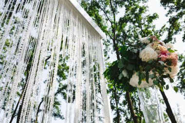 Düğün dekorasyonu - çiçekler, kristal arch, mumlar