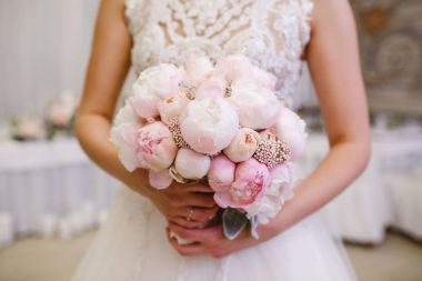 Gelinin elinde düğün buketi