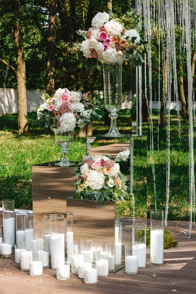 Decorazione nuziale - fiori, arco di cristallo, candele — Foto Stock