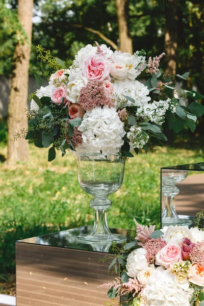 Wedding decor - flowers, crystal arch, candles — Stock Photo, Image