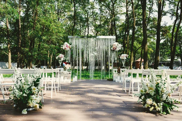 Bröllop inredning - blommor, crystal arch, ljus — Stockfoto