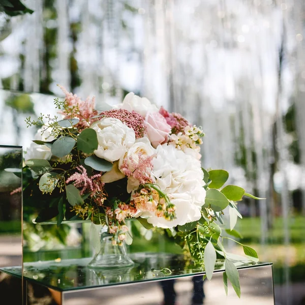 Wedding decor - flowers, crystal arch, candles — Stock Photo, Image