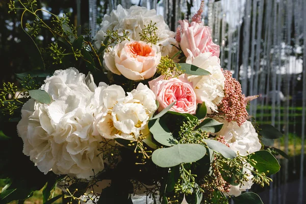 Wedding decor - flowers, crystal arch, candles — Stock Photo, Image