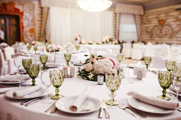 Table decor with white flowers and candles for a wedding party — Stock Photo, Image