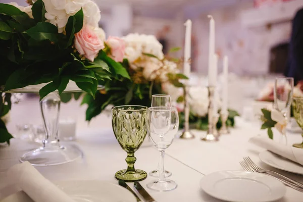 Décor de table avec des fleurs blanches et des bougies pour une fête de mariage — Photo