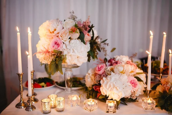 Decoración Mesa Con Flores Blancas Velas Para Una Fiesta Bodas — Foto de Stock