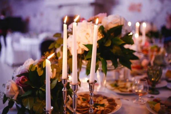Декор Столу Білими Квітами Свічками Весілля — стокове фото