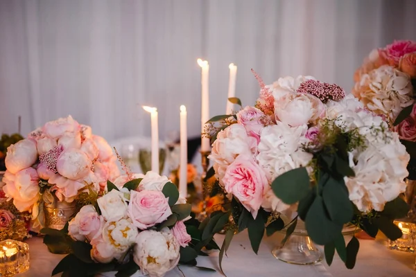 Décor Table Avec Des Fleurs Blanches Des Bougies Pour Une — Photo