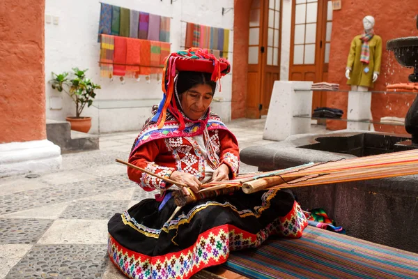 Primer plano de una mujer tradicional haciendo textiles peruanos para sal — Foto de Stock
