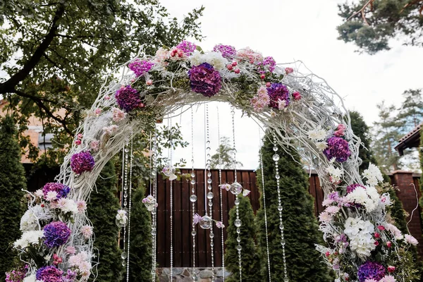 방울로 아치의 꽃들에 결혼식을 현대의 — 스톡 사진