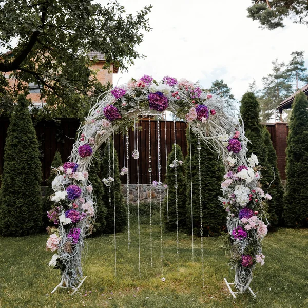 Composición Flores Arco Boda Hecho Con Gotas Cristalinas Moderna Puesta — Foto de Stock