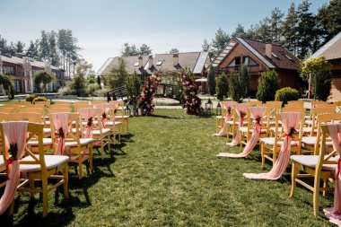 Kristal damlalardan yapılmış bir düğün kemerinde çiçek bileşimi. Düğün töreni için modern bir ortam..