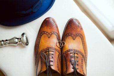 Damat için düğün aksesuarları