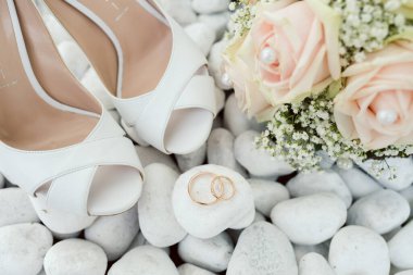 Düğün aksesuarları, buket, gelin ayakkabıları, yüzükler.