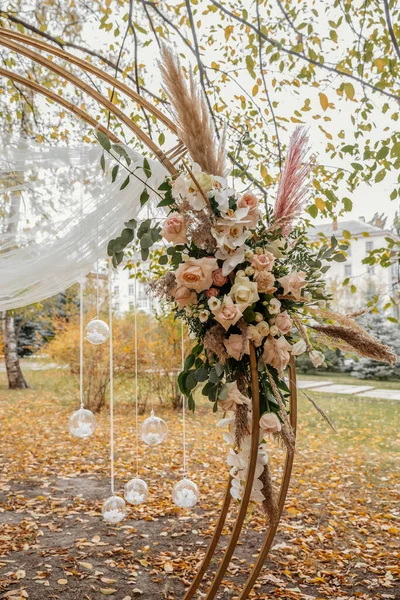 Composición Flores Arco Boda Hecho Con Gotas Cristalinas Moderna Puesta —  Fotos de Stock