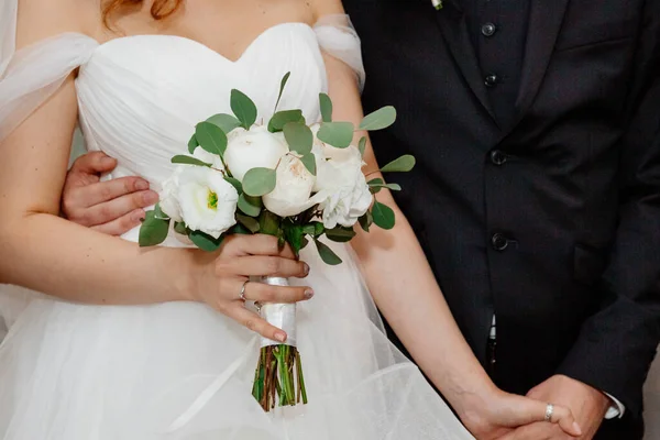 Елегантний Весільний Букет Білими Рожевими Стрічками Руках Нареченої — стокове фото
